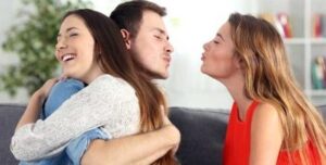 धोखेबाज जीवनसाथी-कुंडली से जाने पत्नी या पति का चरित्र cheating husband or wife by horoscope 1 पुरुष और स्त्री की कुंडली में अवैध संबंध के योग 21 extramarital affairs conditions