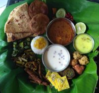 Pitru Paksha 2025: महत्व, तिथि और श्राद्ध का सही तरीका 2 पितृ पक्ष 2025 में श्राद्ध और तर्पण करते हुए व्यक्ति की छवि